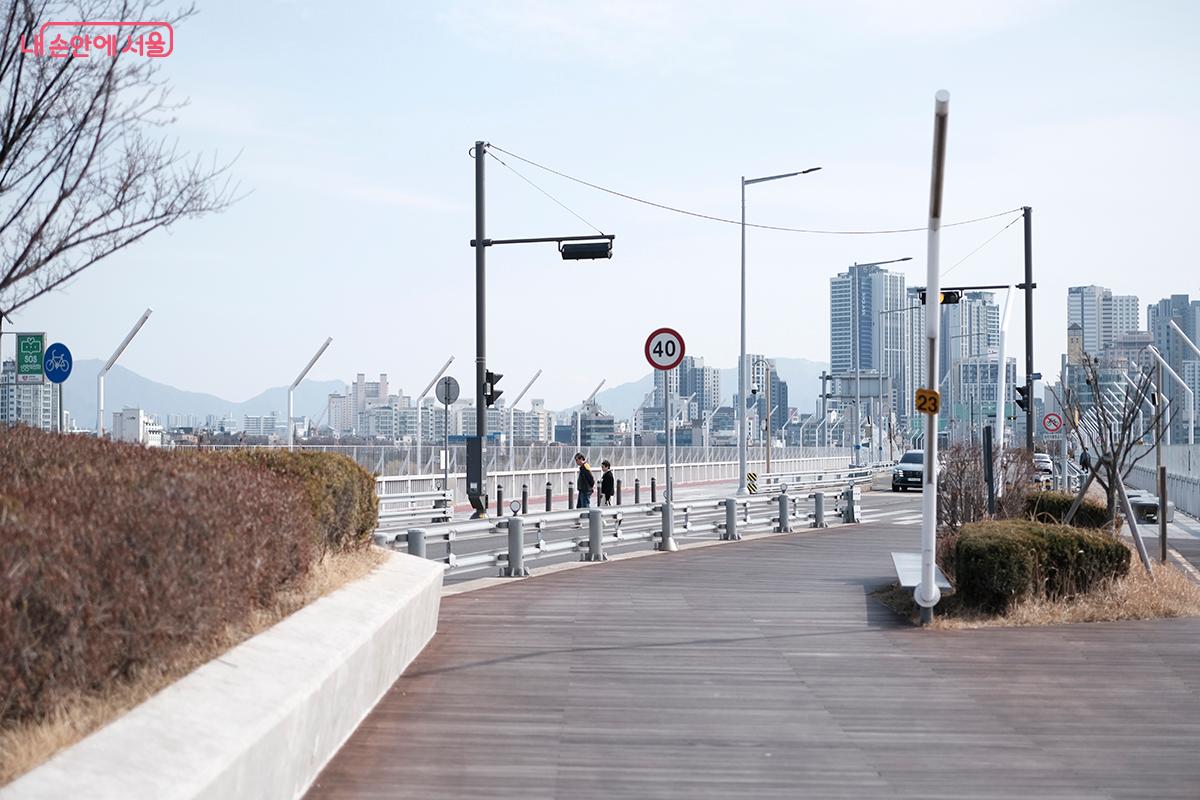 보행로 중간에는 보행자 작동 신호기가 설치된 횡단보도가 있어 다리 양측을 오갈 수 있다.&nbsp;&copy;김아름