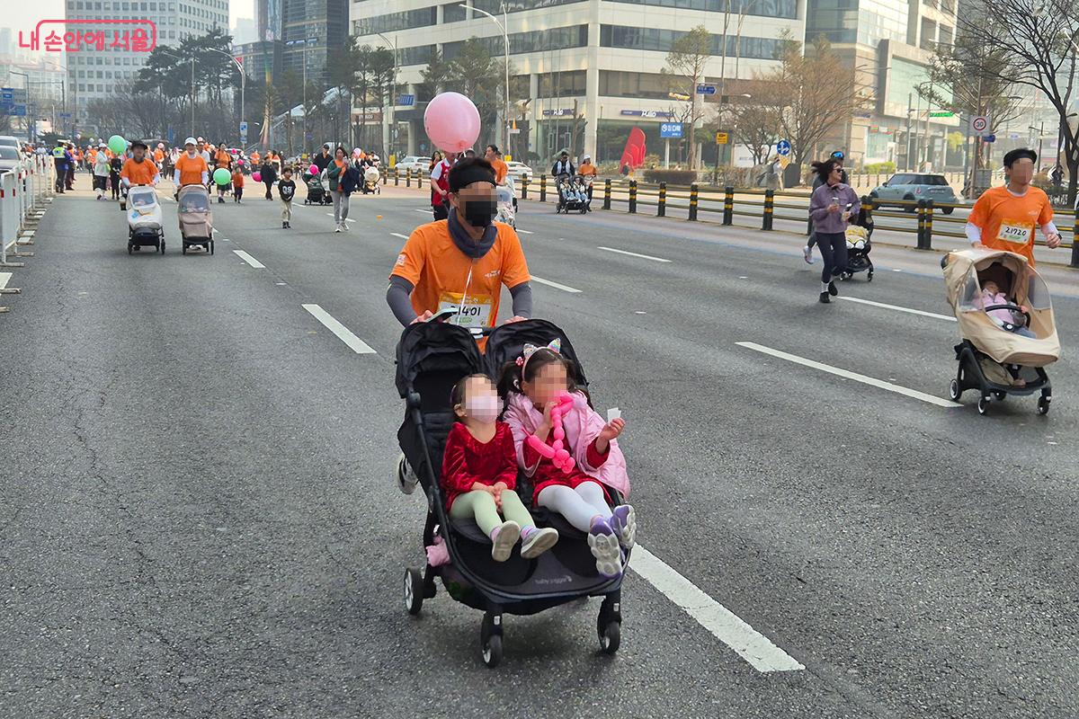 마라톤은 기록 경쟁이지만, 이곳에서는 기록보다 함께 걷고 웃는 시간이 더 중요해 보였다. ©정향선