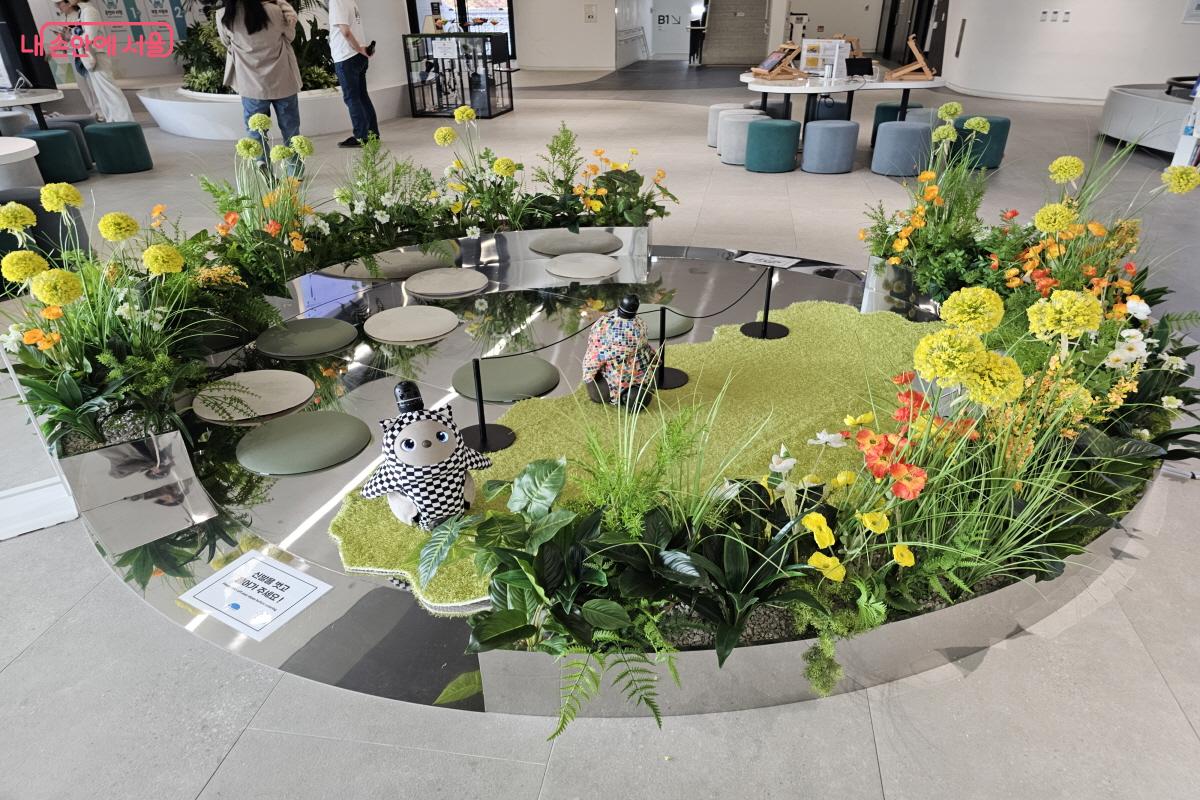 과학관이 아닌 마치 식물원에 들어온 것 같은 인테리어와 AI 로봇 정원이 눈에 띈다. &copy;염지연