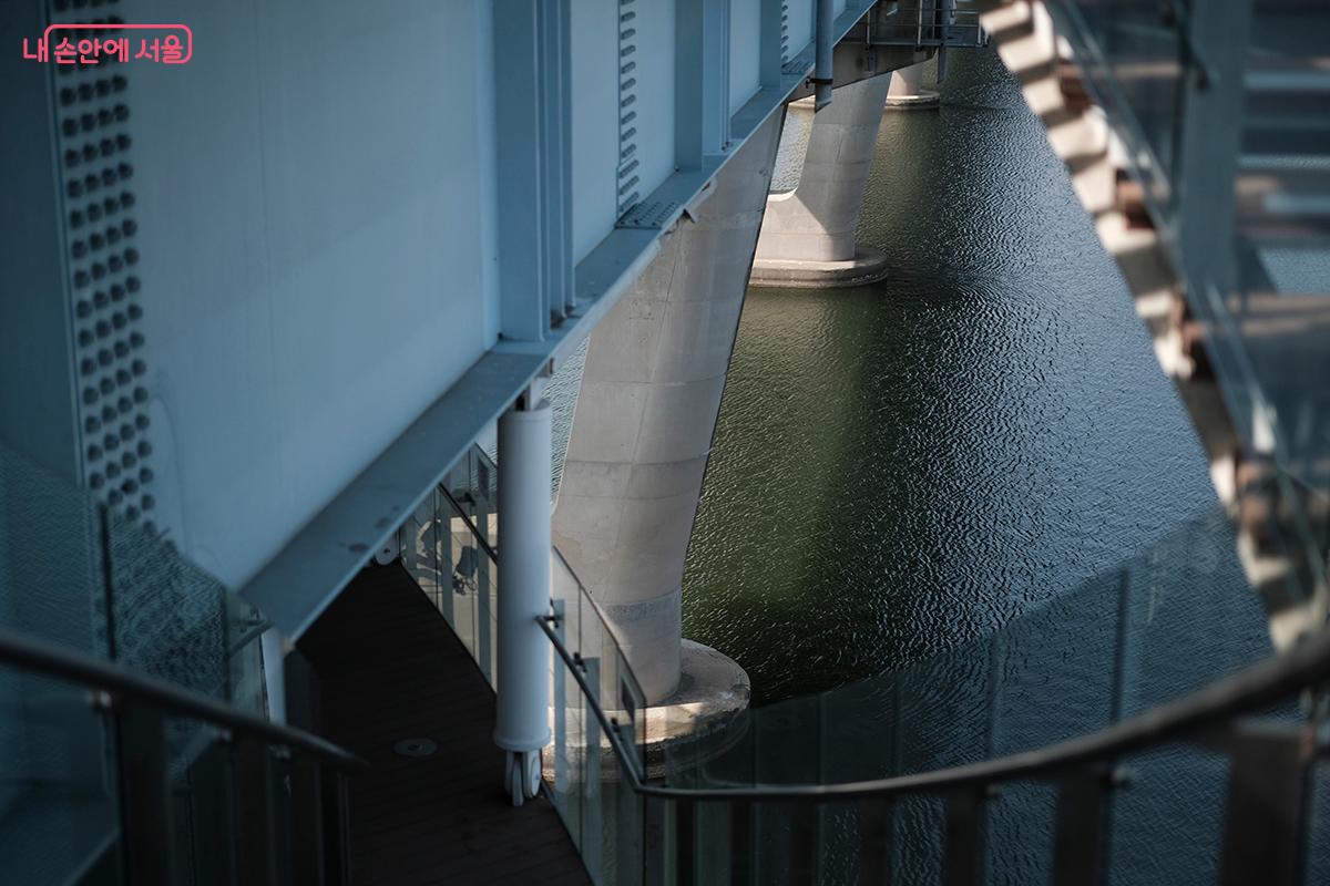 광진교 여덟 번째 교각 하부에 조성된 복합 문화 공간 &lsquo;광진교 8번가&rsquo; 가는 길 &copy;김아름