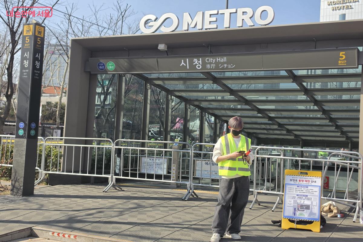 광화문과 시청 주변 주요 지하철역 출입구는 안전 펜스가 설치되고 통제되었다. &copy;심재혁