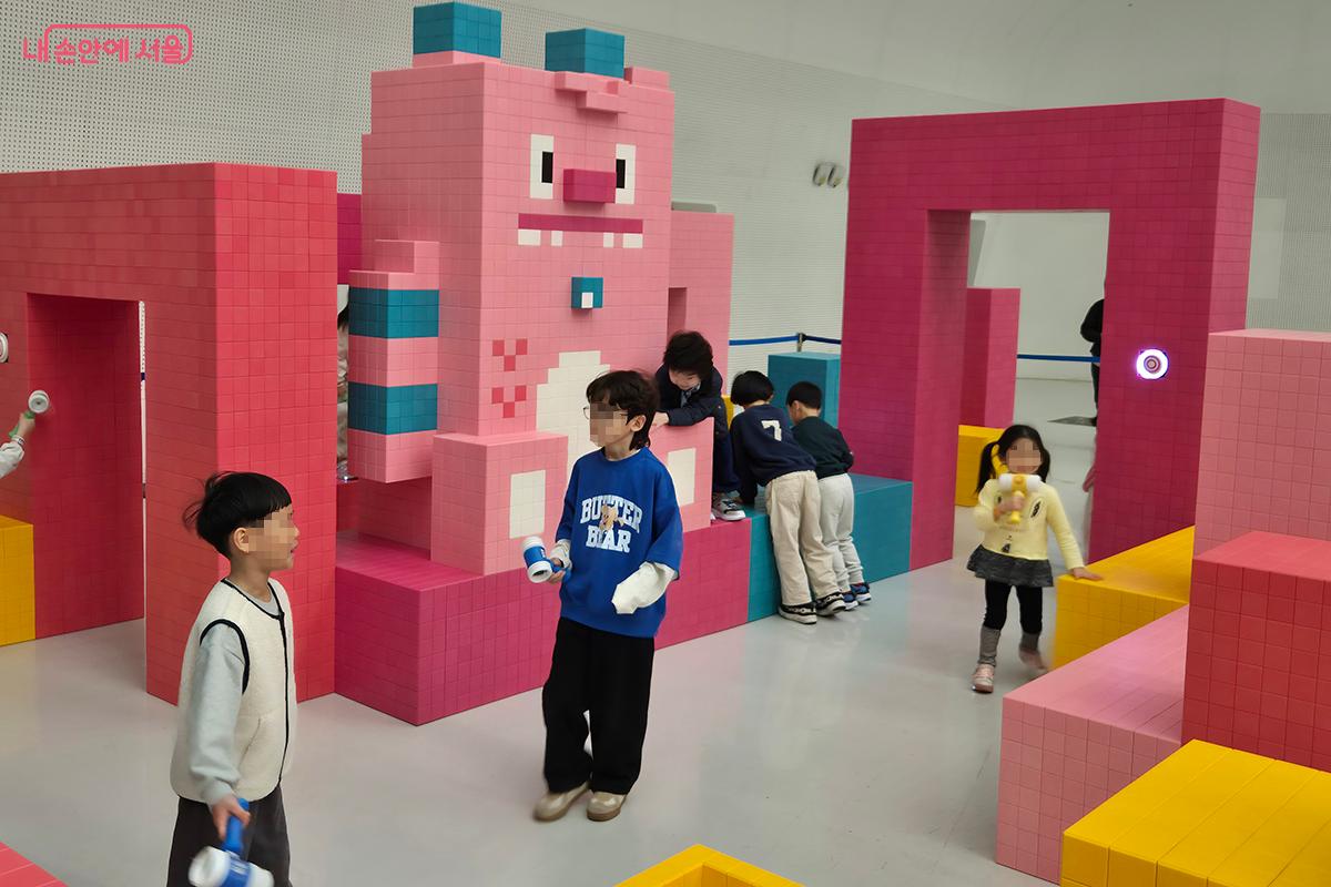 해치의 형상과 색을 아이들이 좋아하는 레고 블록으로 구현한 'AI 펀스팟'