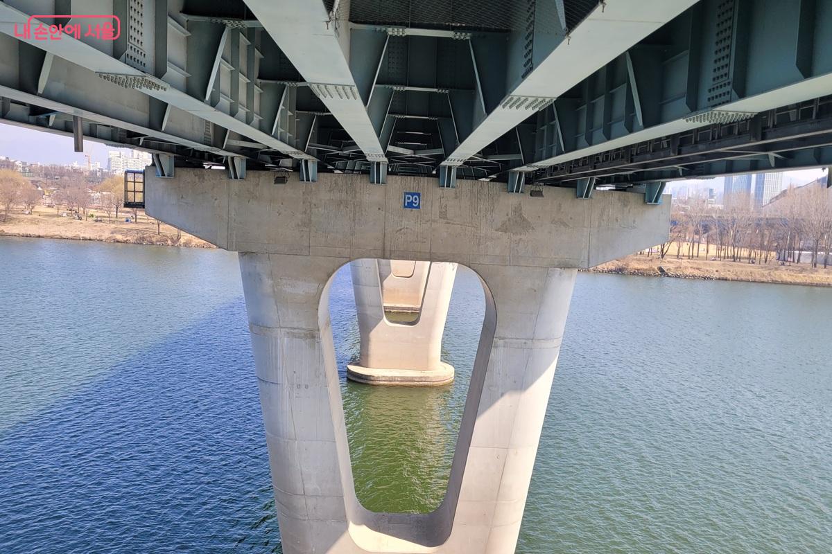 광진교 아래에서 바라본 함강. 다리 구조가 만들어내는 독특한 풍경이다. ©조연