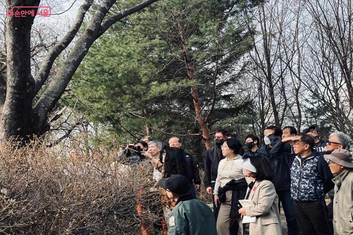 야외 수업에 참여하고 있는 최민경 교수와 조경관리과 수강생들 ©이성국