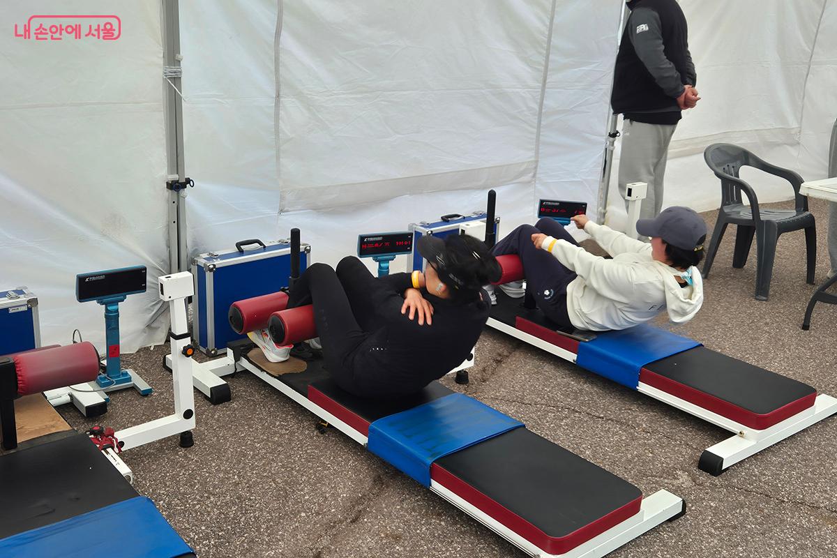 윗몸일으키기는 복근과 기립근의 운동 능력을 향상시켜 생활 속 미끄러짐 사고등을 방지한다.