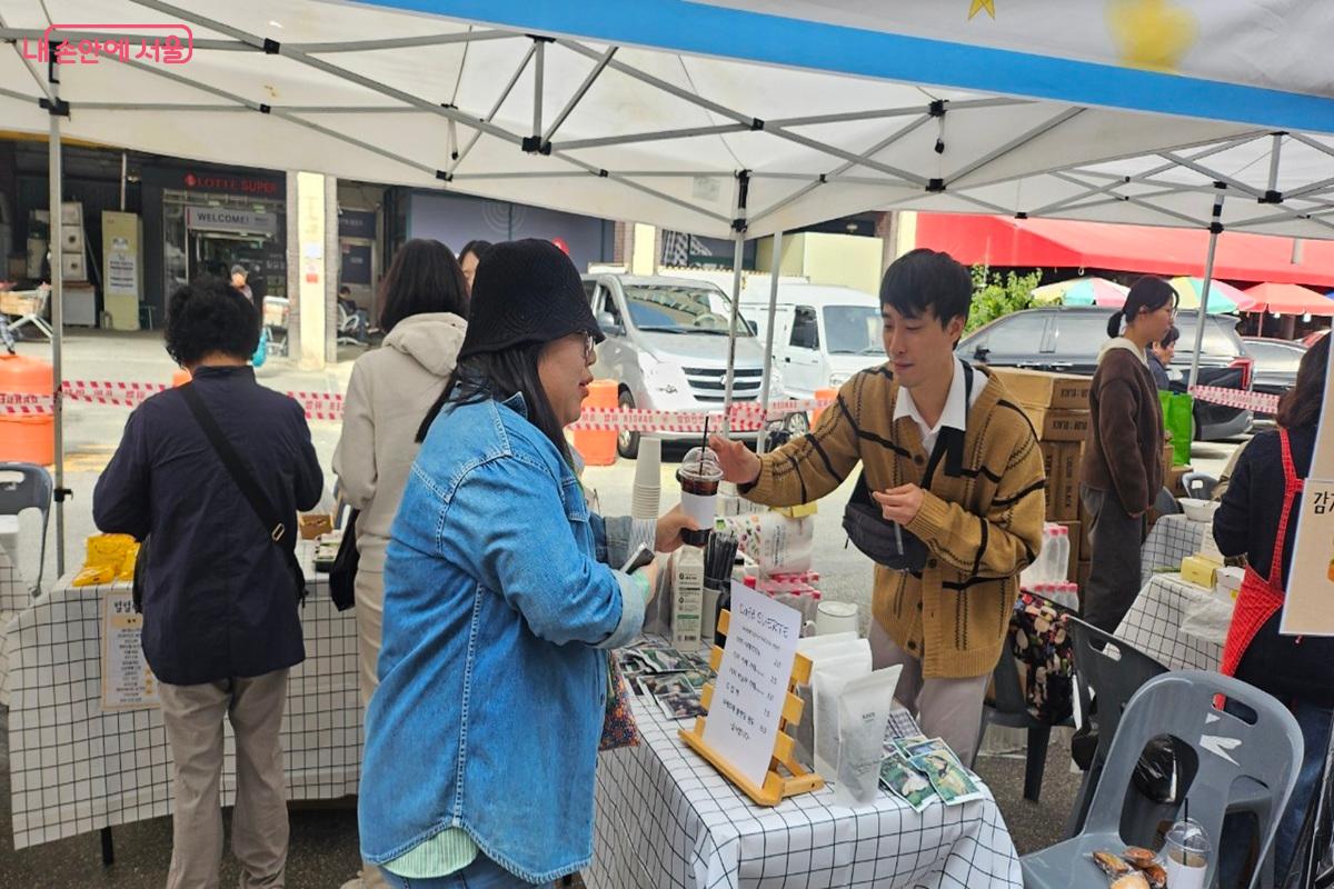 '아름다운 동행가게' 지역 바자회 &copy;홍은종합사회복지관