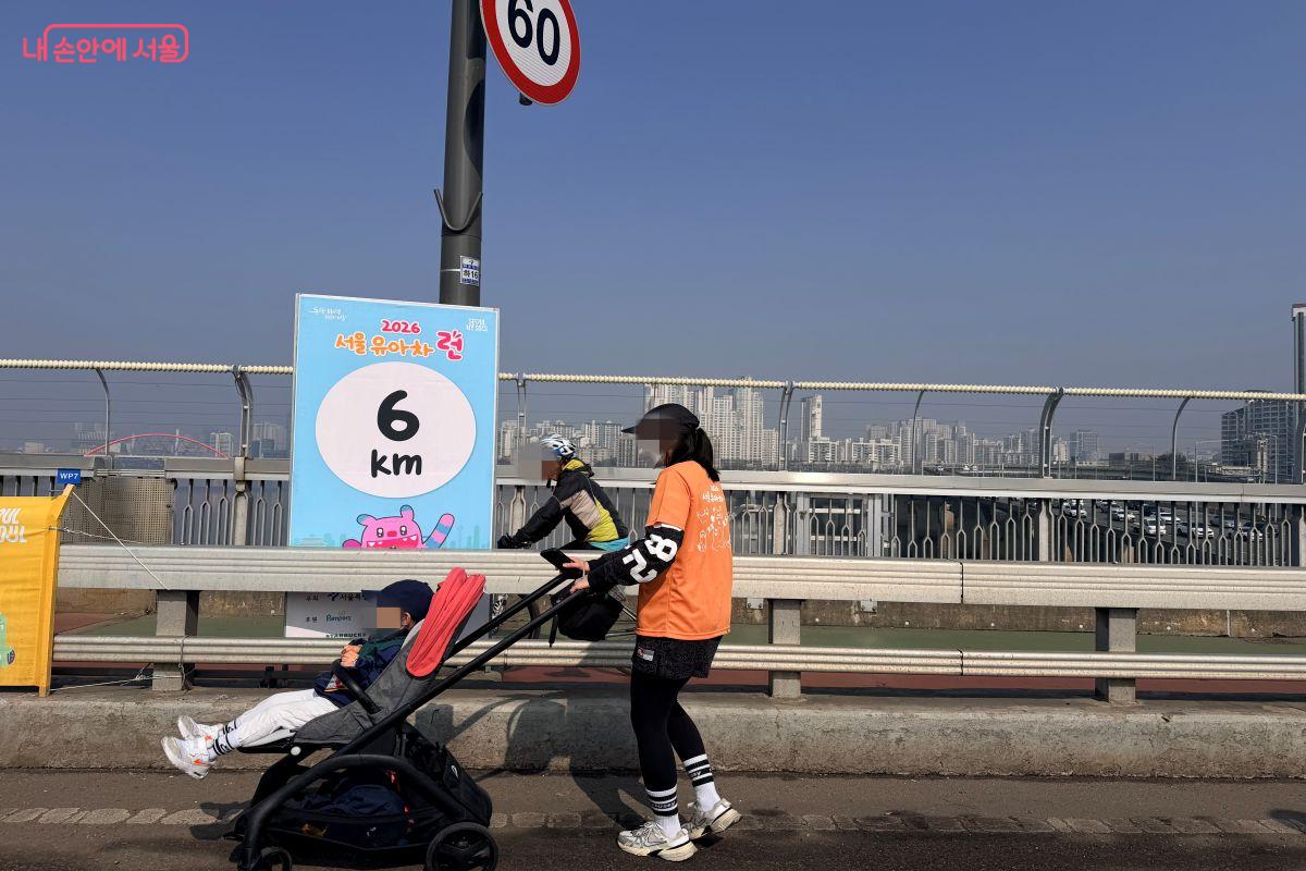 광화문 광장에서 출발하여 여의도공원 문화의 마당까지 이어지는 8km 코스를 달린다.