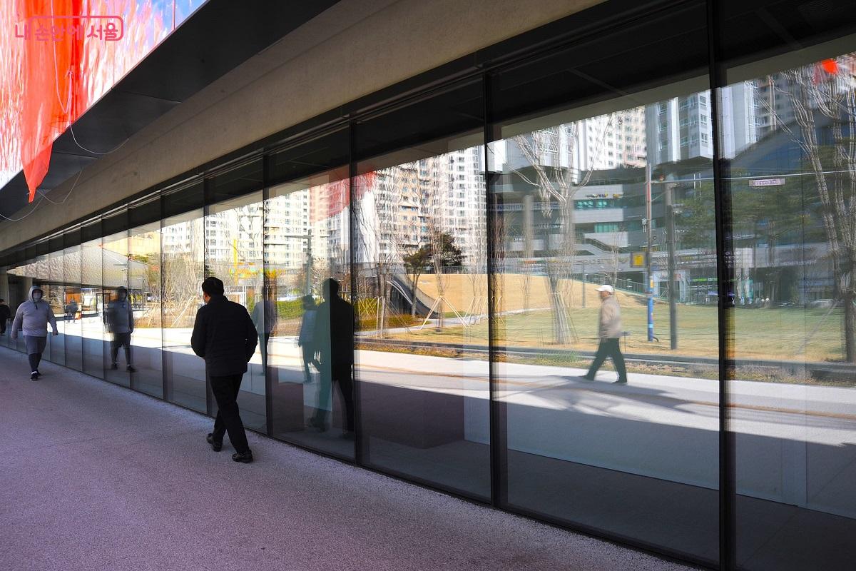 건물 외벽을 투명한 커튼월 유리로 마감해 밖에서 내부를 들여다볼 수 있는 &lsquo;열린 미술관&rsquo; 개념을 채용했다. &copy;조수봉