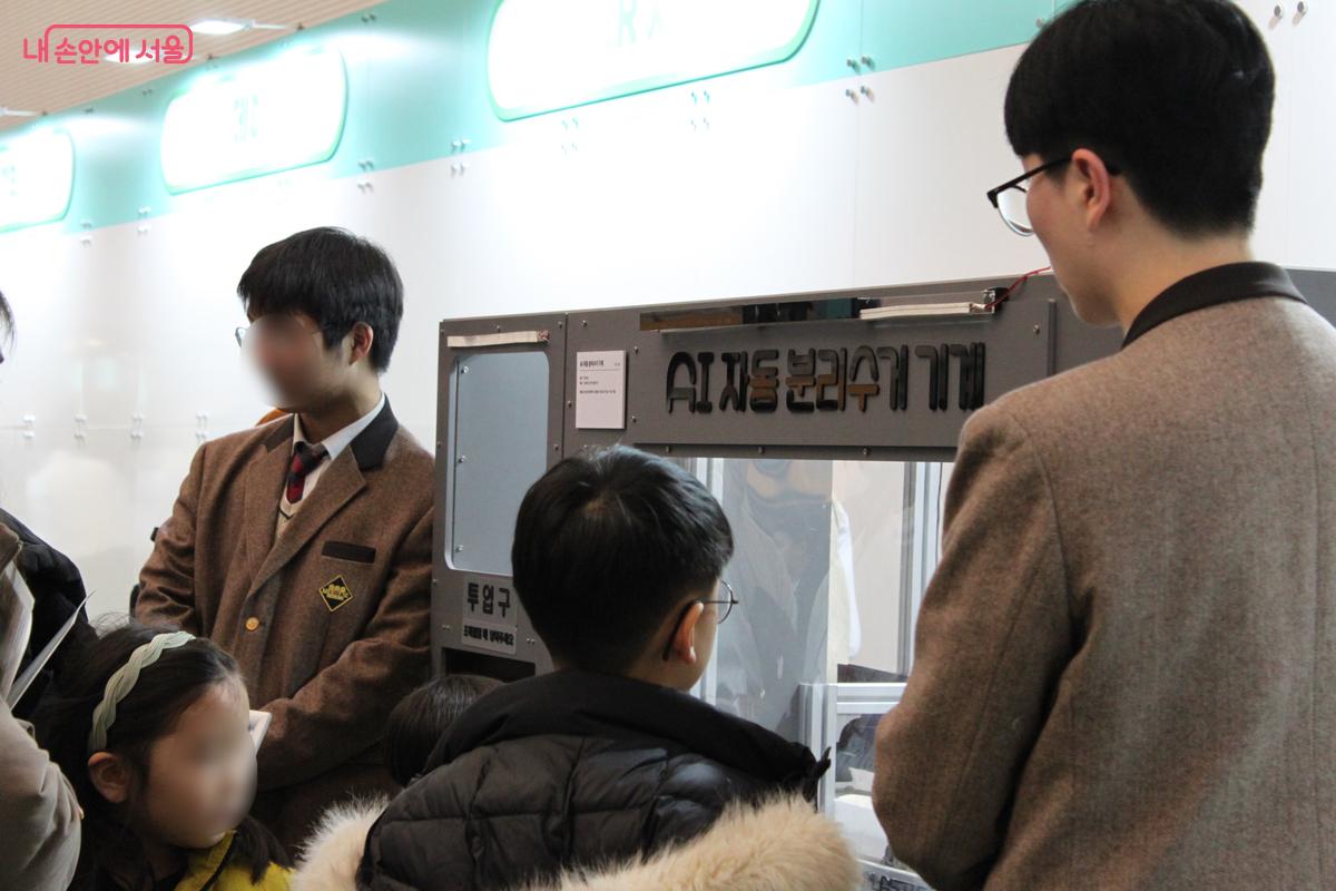 '엉뚱과학존'의 AI 분리수거 로봇. 미래산업과학고등학교 학생들이 관람객들에게 로봇에 대해 설명하고 있다.