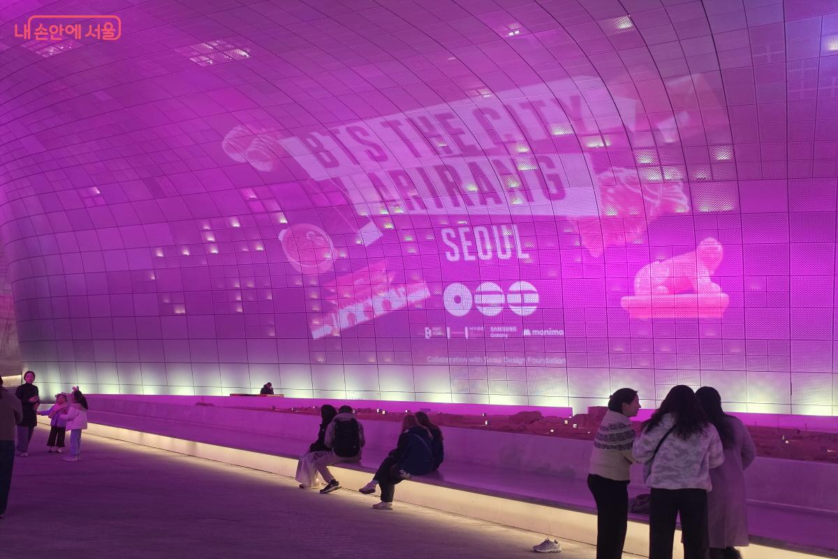 DDP의 건축과 빛이 결합된 뮤직라이트 콘텐츠가 눈길을 사로잡는다. &copy;조수연