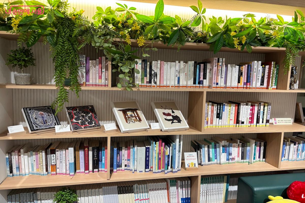 안으로 들어서자마자 보이는 열린 서재 &copy;이혜원