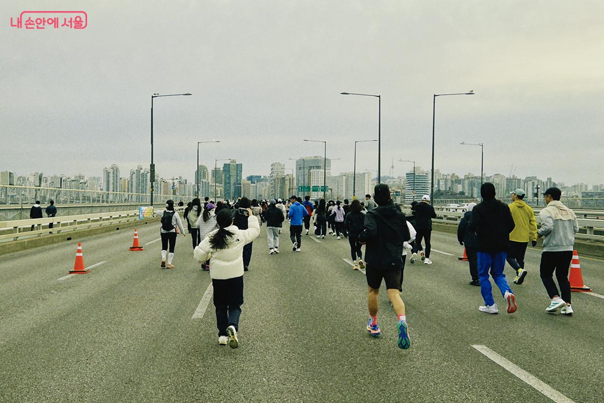 여의대로를 지나 마포대교를 달리는 시민들 ⓒ김아름