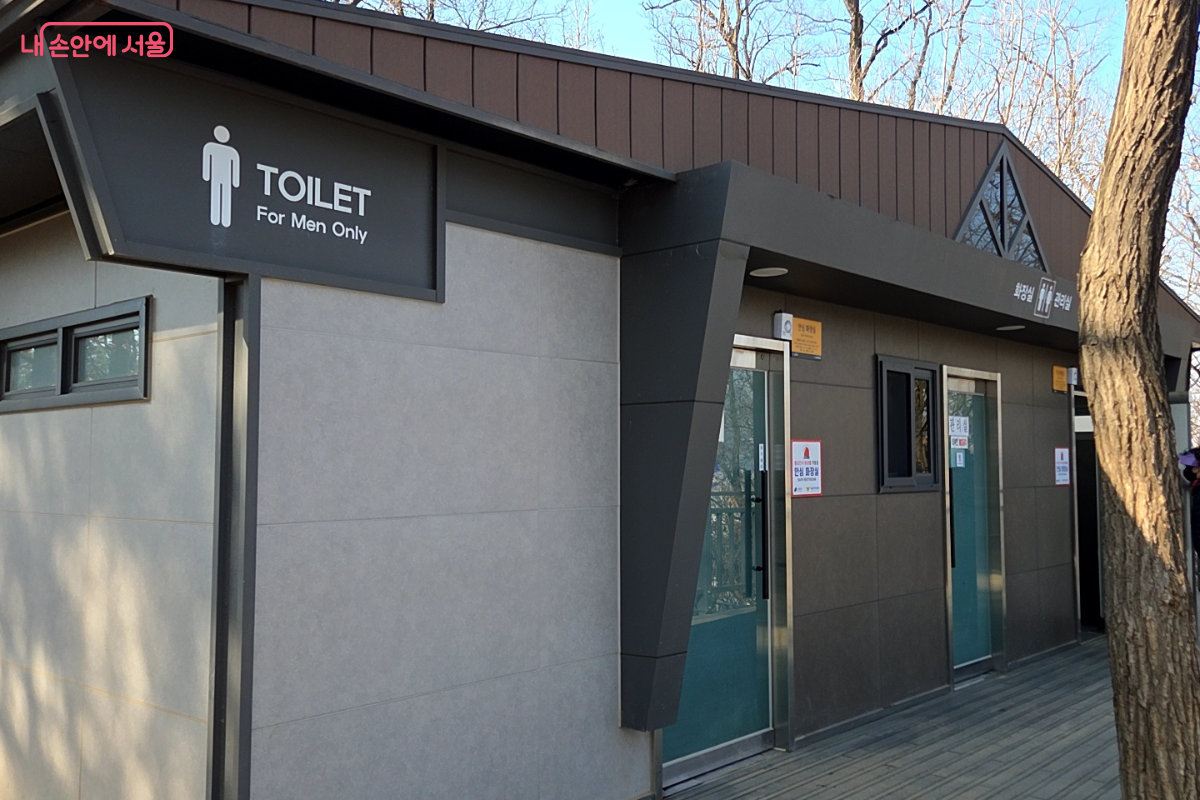 봉산 오르는 길 중간에 위치한 화장실 모습 &copy;김승아