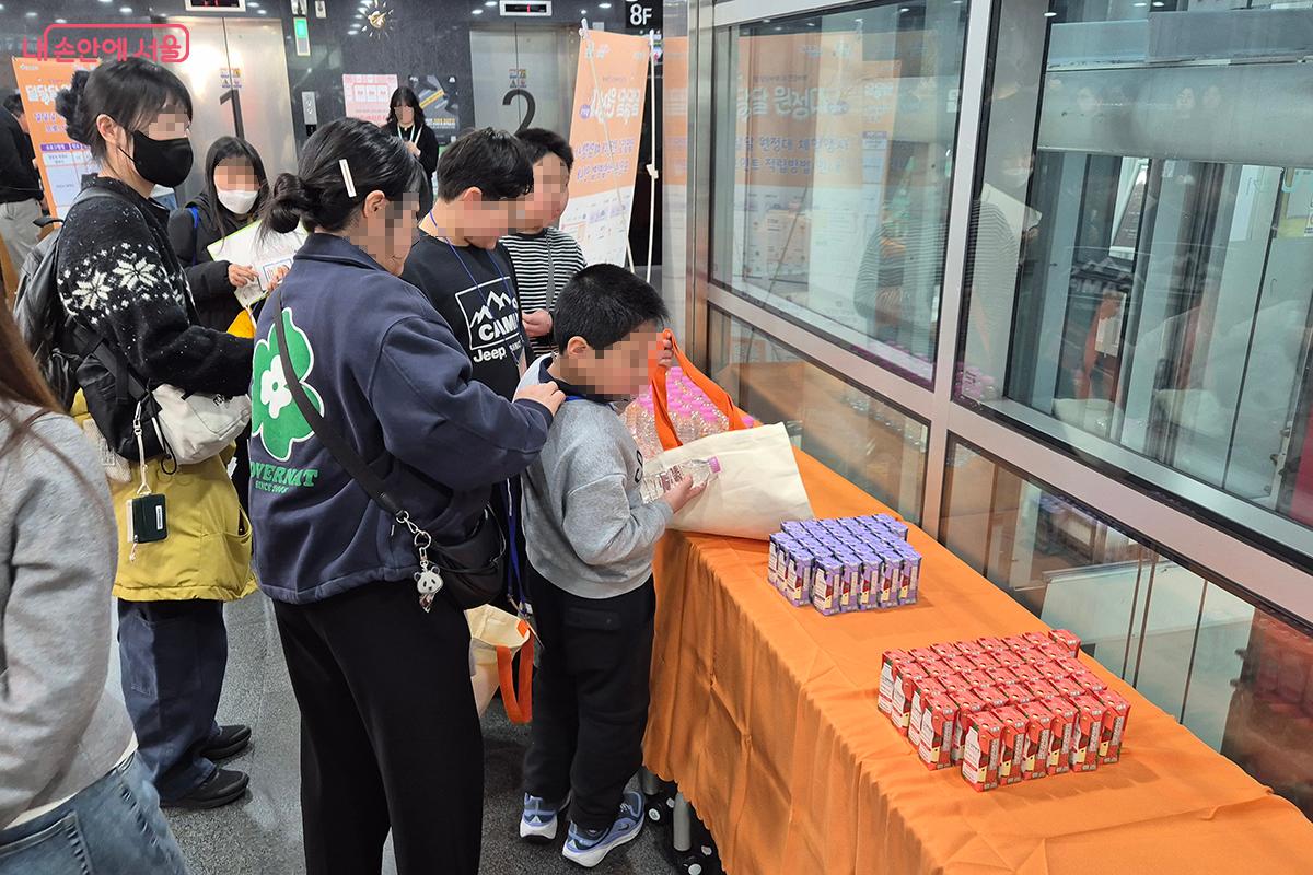 이날 행사의 취지에 맞게 참가자들에게 저당 음료수가 기념품으로 지급되었다.