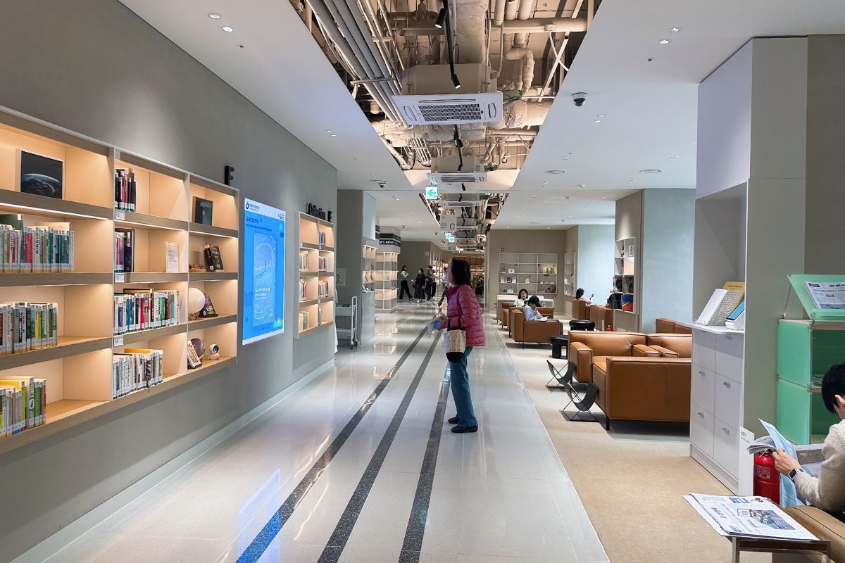 '서점인가, 도서관인가?' 새롭게 오픈한 '여의도 브라이튼 도서관'이 특별한 이유