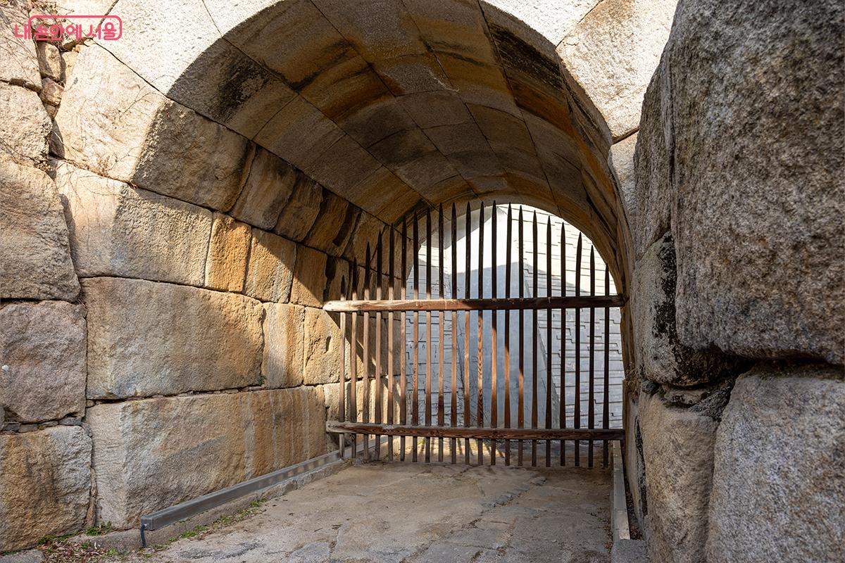  이간수문 내부에서 바라본 돌 아치 구조 &copy;장신자