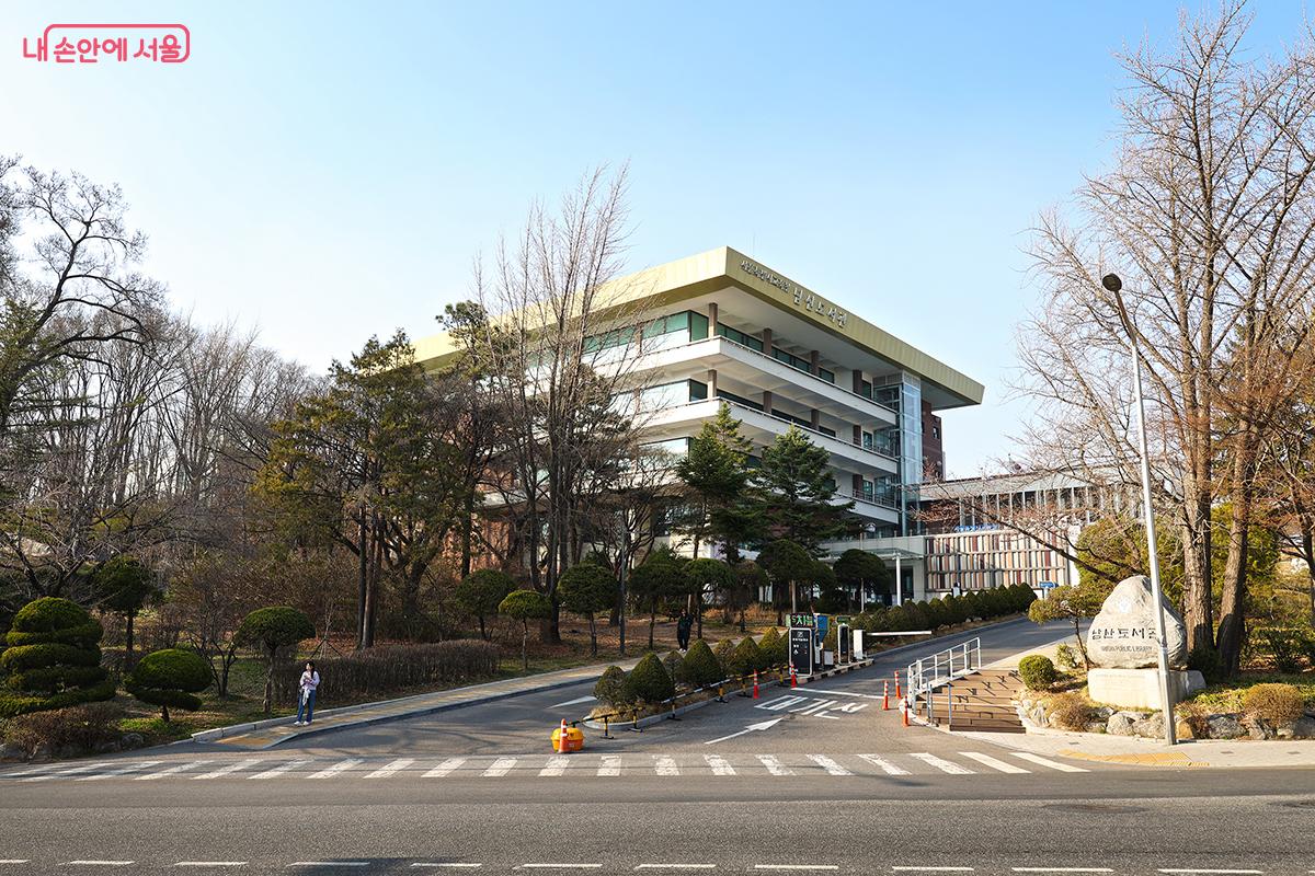 남산도서관 바로 옆에서 출발하는 남산 하늘숲길 &copy;김주연