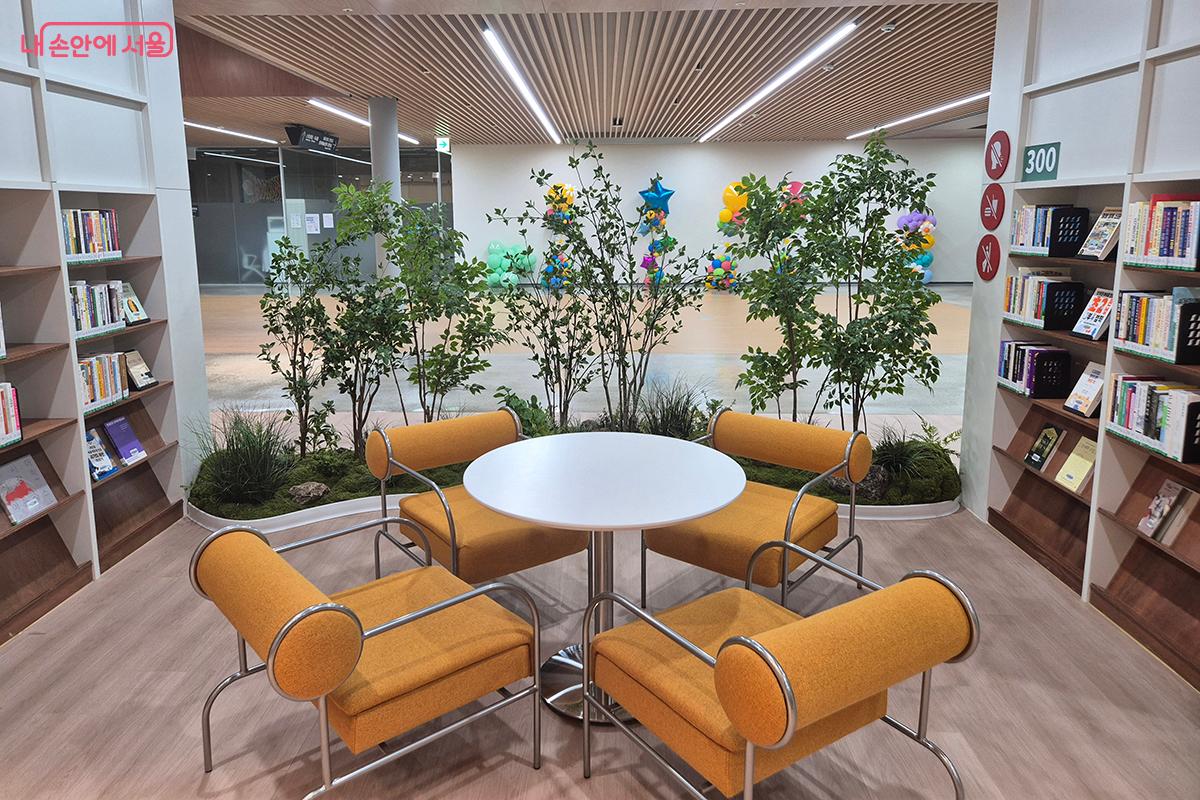 도서관 곳곳에 마련된 편의 시설이 이용객들의 편리한 사용을 돕는다. &copy;백승훈