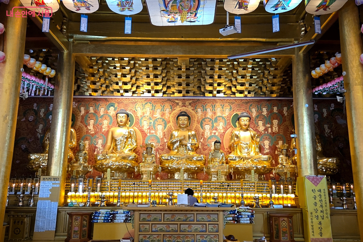 수국사 대웅전 법당에 있는 불상 모습 &copy;김승아