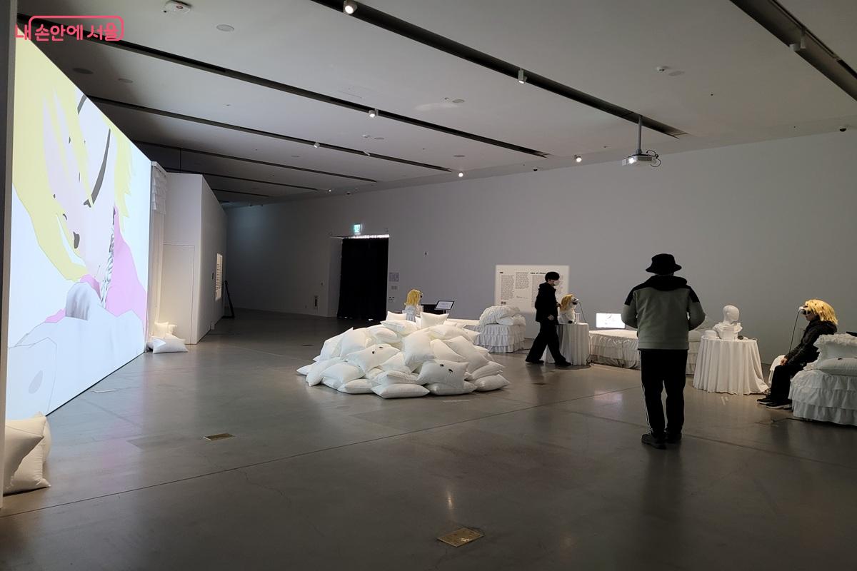 서울 노원구 북서울미술관 전시실에서 관람객들이 작품을 감상하는 모습 &copy;조연