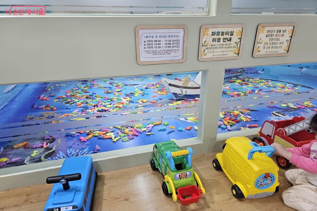 영아들이 사용할 수 있는 장난감과 놀이 교구가 마련돼 있다. ©박근호