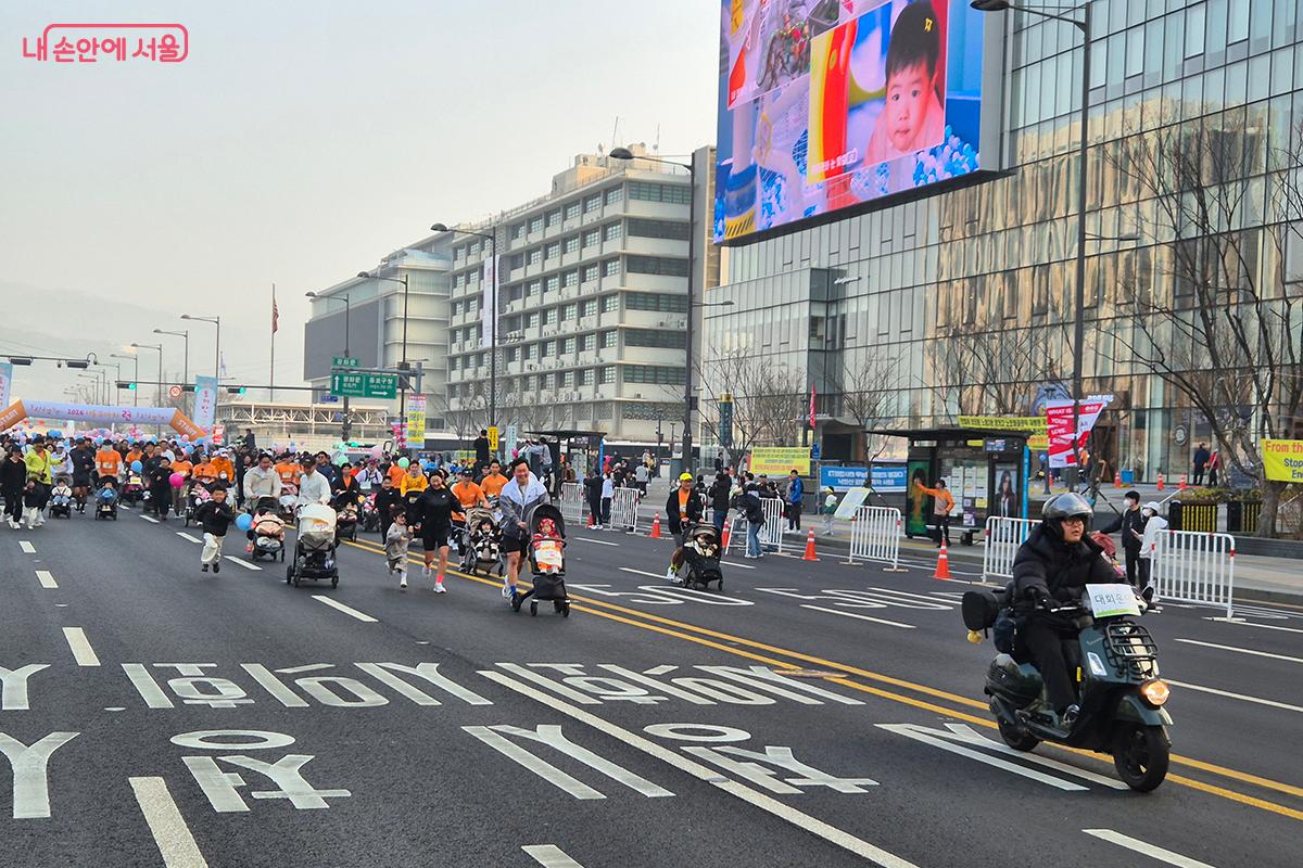선두의 인도 차량을 따라 유아차가 한 줄로 길게 이어지는 모습이 장관이었다. ©정향선