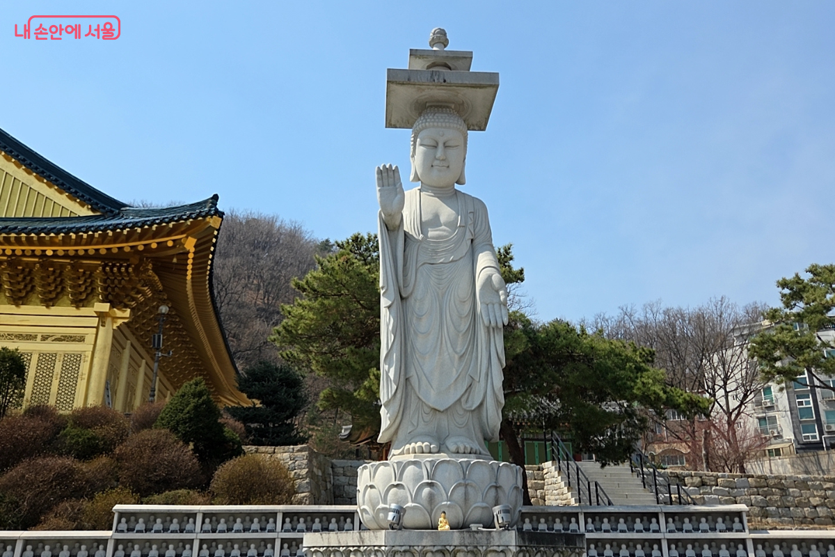 수국사에 들어서면 보이는 미륵불 모습 &copy;김승아