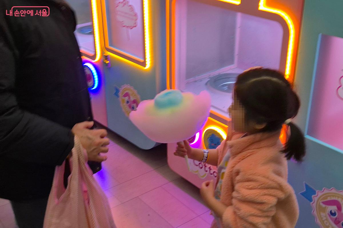다양한 모양의 솜사탕을 자동으로 만들어주어 아이들에게 큰 인기를 끈 무인 솜사탕 자판기