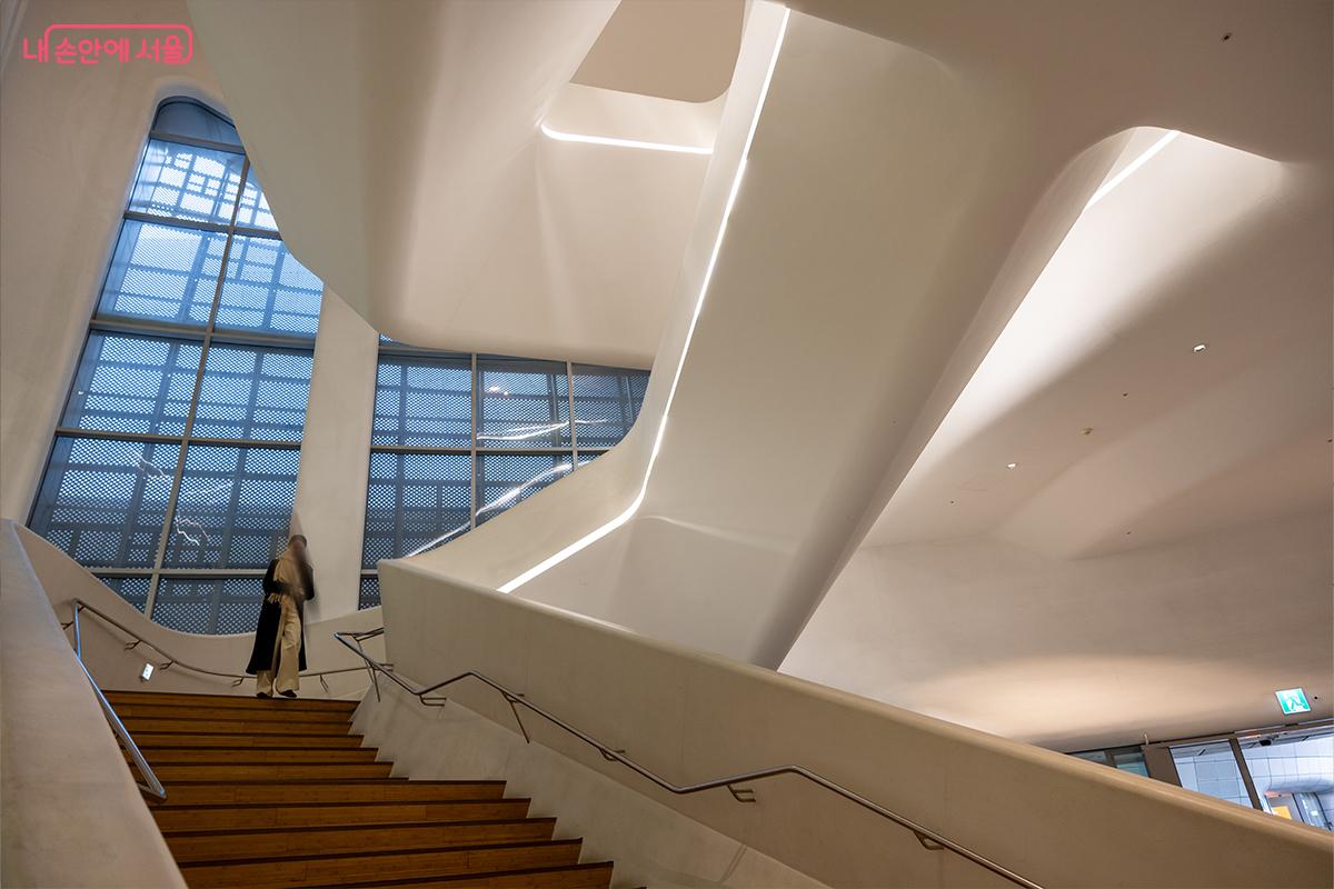 DDP 내부 곡선 계단 공간 &copy;장신자
