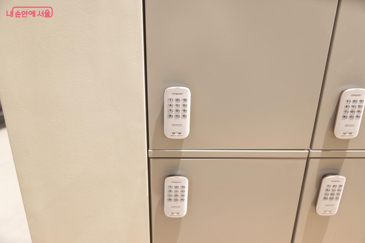 깔끔하게 설치 되어 있는 보관품 캐비닛