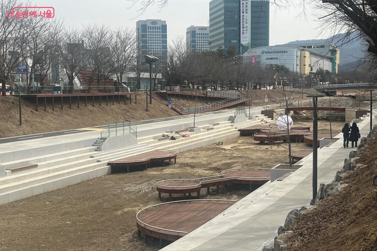 데크와 소원다리, 위시볼을 품은 소원카페 전경 &copy;김연희