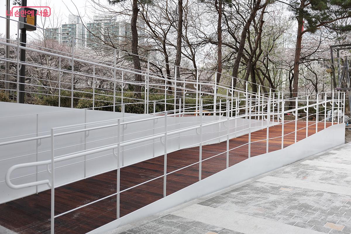 건물 뒤편의 데크 경사로와 엘리베이터가 마련되어 있어 누구나 편리하게 접근할 수 있다. &copy;김아름