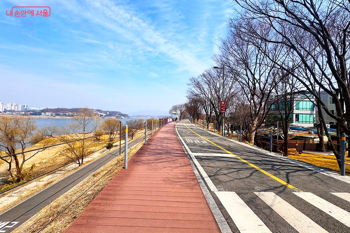 보행자가 이용하기 좋도록 데크도 설치되어 있다. &copy;전미애