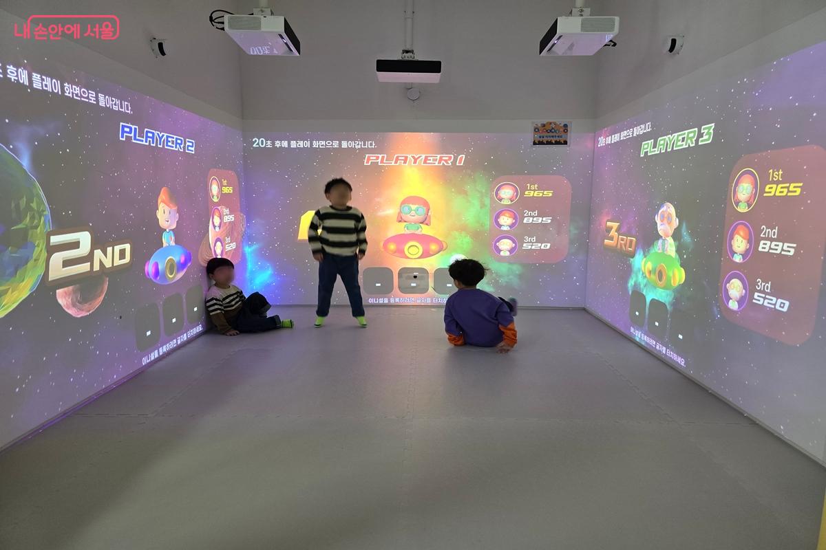 디지털 기술이 접목된 신체 활동형 게임 공간 '팡팡! 챌린지 월' &copy;강사랑