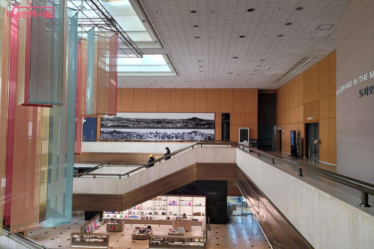 서울의 역사와 도시 변화를 소개하는 서울역사박물관 내부 전시실 &copy;조연