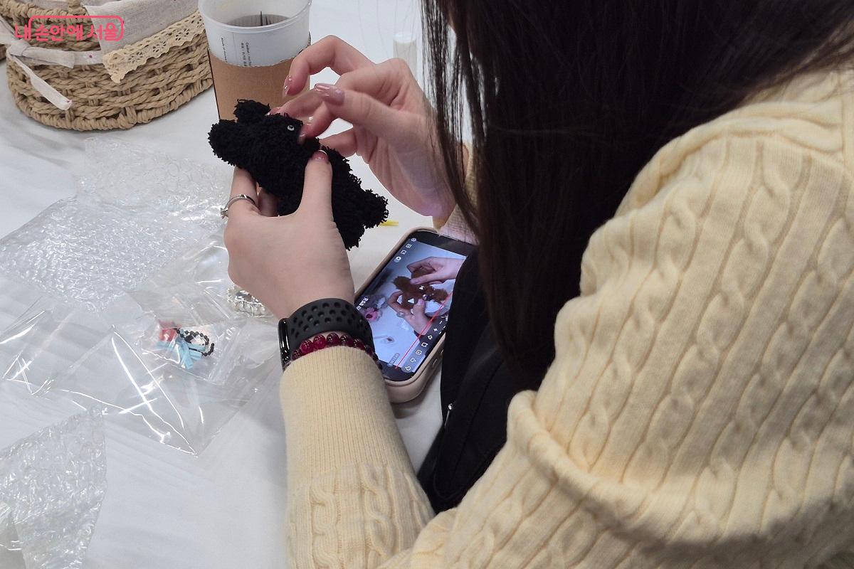 동영상을 보며 직접 키링을 만들어 가고 있는 참가자 &copy;권수진