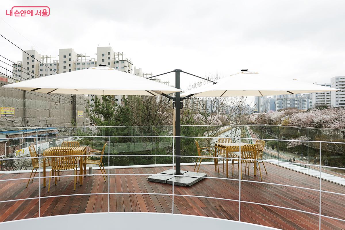 우이천 경치를 바라보며 쉬어갈 수 있다. &copy;김아름