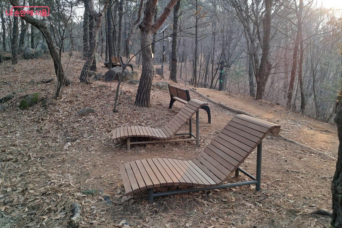 백련산 자락길 곳곳에 설치된 '산림욕 선베드'. 잠시 등산화를 벗고 나무 의자에 누워 보자. ©장형진