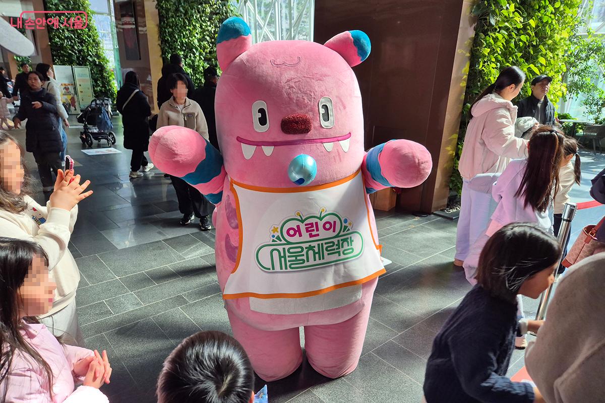 행사장에 등장해 어린이들의 인기를 독차지한 '서울시 마스코트 해치' ©백승훈