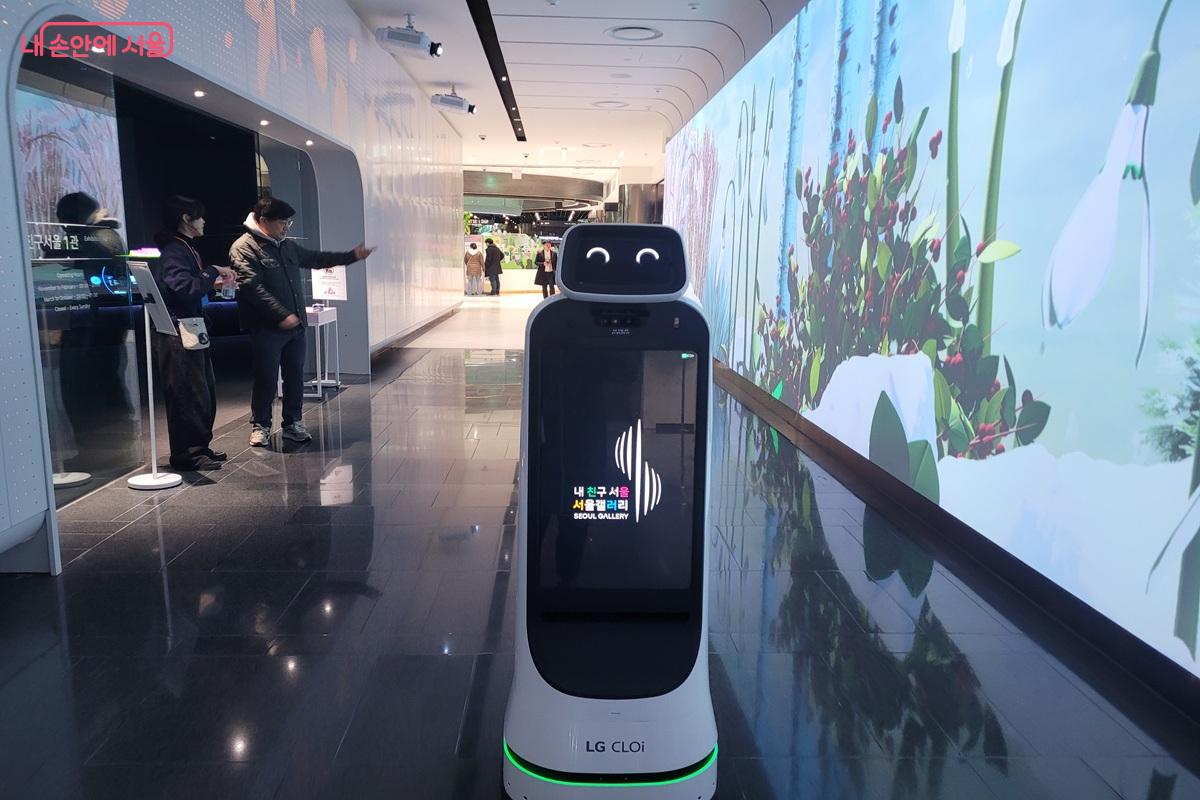 서울갤러리 디지털정원 전시 공간에서 안내 로봇과 미디어 전시를 체험하는 모습 &copy;조연