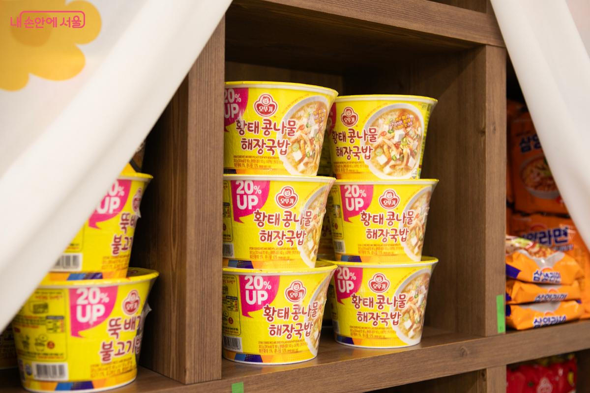 서울마음편의점에는 다양한 종류의 컵밥, 봉지라면, 죽 제품들을 갖추고 있다. &copy;이란