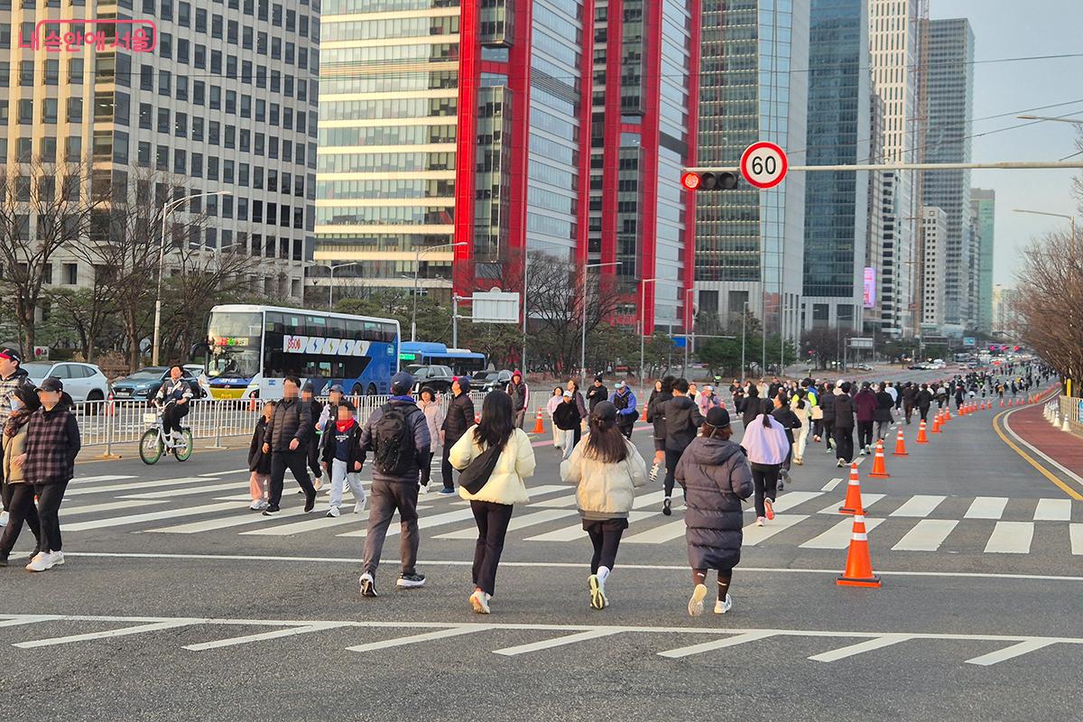 교통 통제로 인한 불편을 우려했지만, 부분 통제와 대중교통 이용 권장 캠페인 덕분에 도심의 맥박은 끊기지 않았다. 