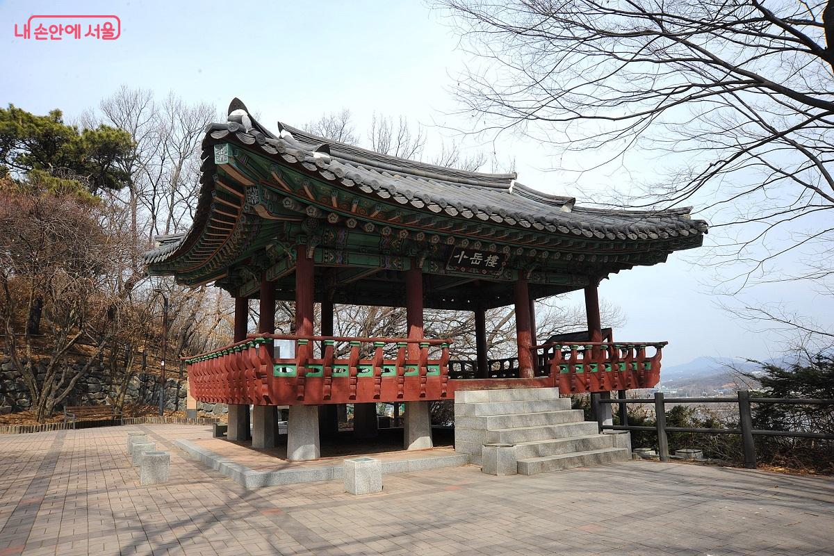 궁산 정상부의 소악루는 한강 조망이 뛰어난 곳이다. &copy;조수봉