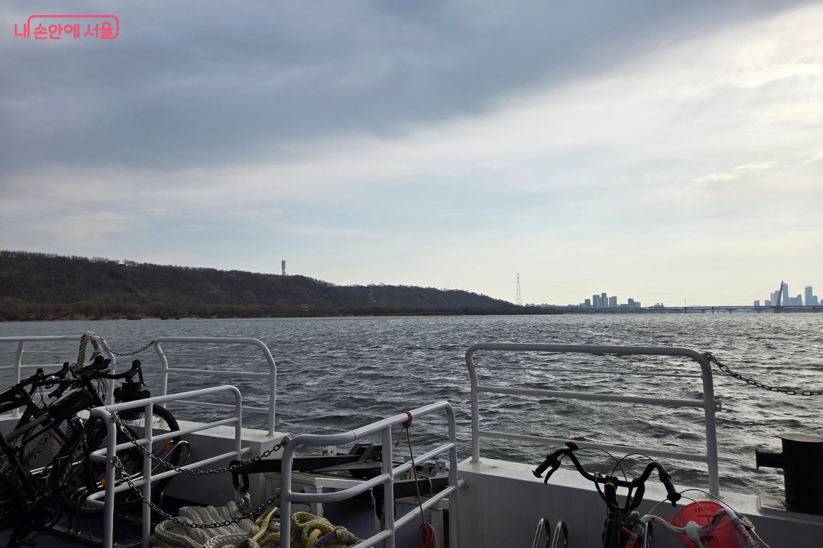 한강버스 자전거 거치대 모습 © 김승아