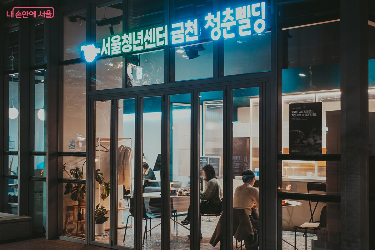 통유리 너머로 보이는 톤 다운된 조명의 록산 티하우스 실내 모습 ©김성무