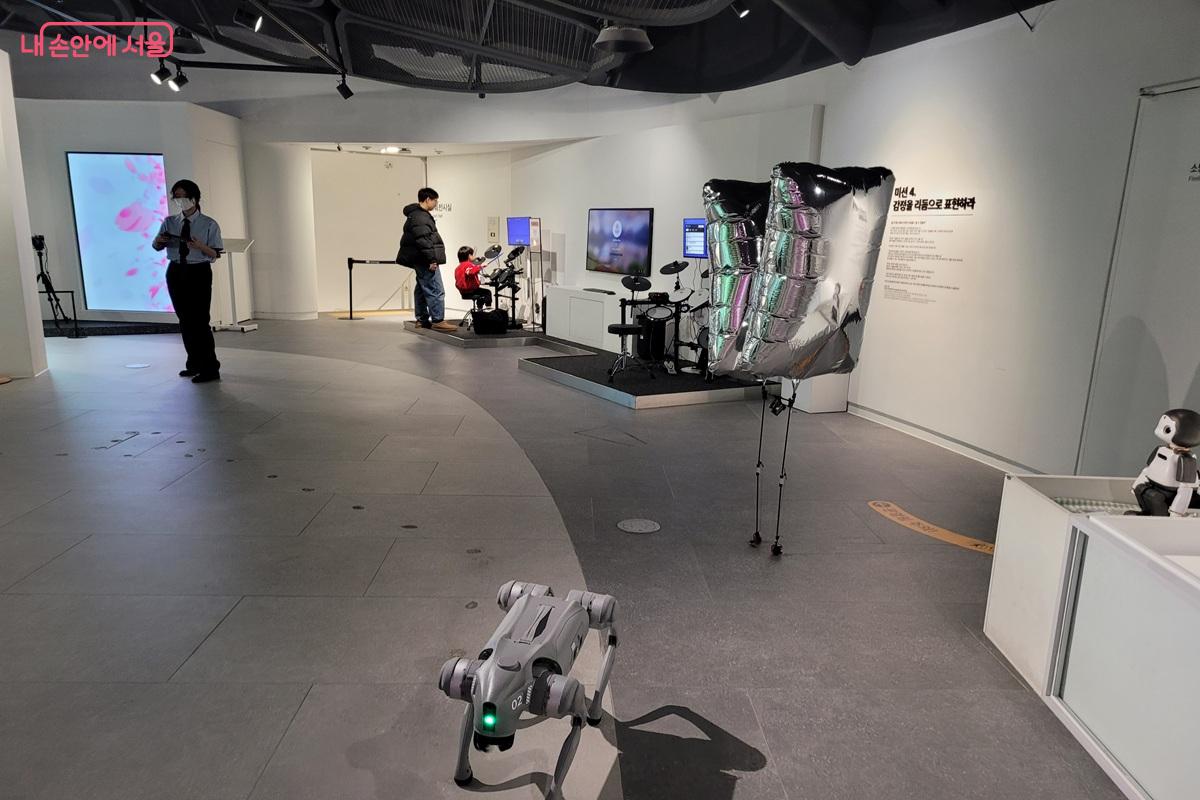 서울로봇인공지능과학관 내 로봇 전시 체험 공간 &copy;조연