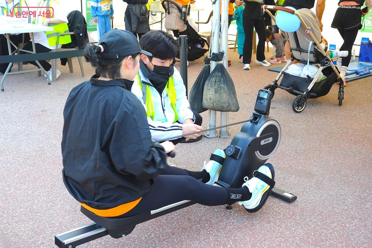 모든 체력 측정에는 &lsquo;측정요원&rsquo;이 함께 한다. &copy;조수봉