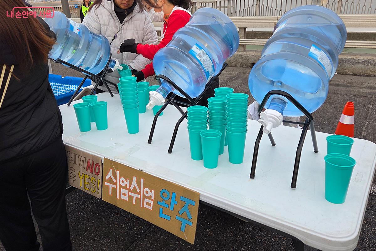 제로 웨이스트 실천을 위해 마련한 다회용기 전용 식수대 &copy;이다현