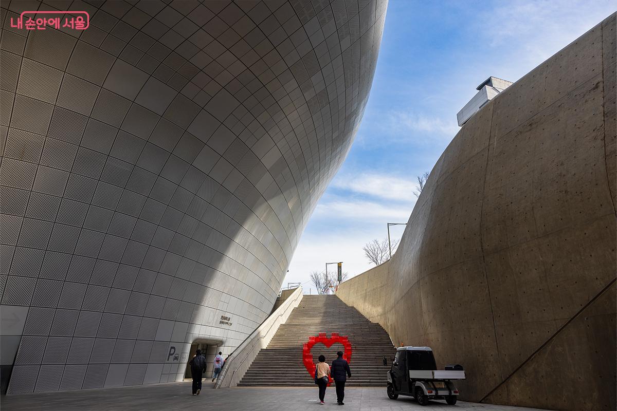 동대문역사문화공원에서는 한쪽에는 DDP가, 다른 한쪽에는 이간수문이 자리하고 있어 과거와 현재의 묘한 대비를 느낄 수 있다. &copy;장신자