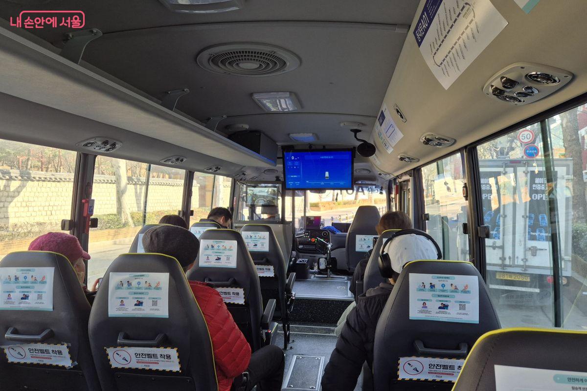 경희의의료원에서 장한평역으로 가는 버스안 승객들